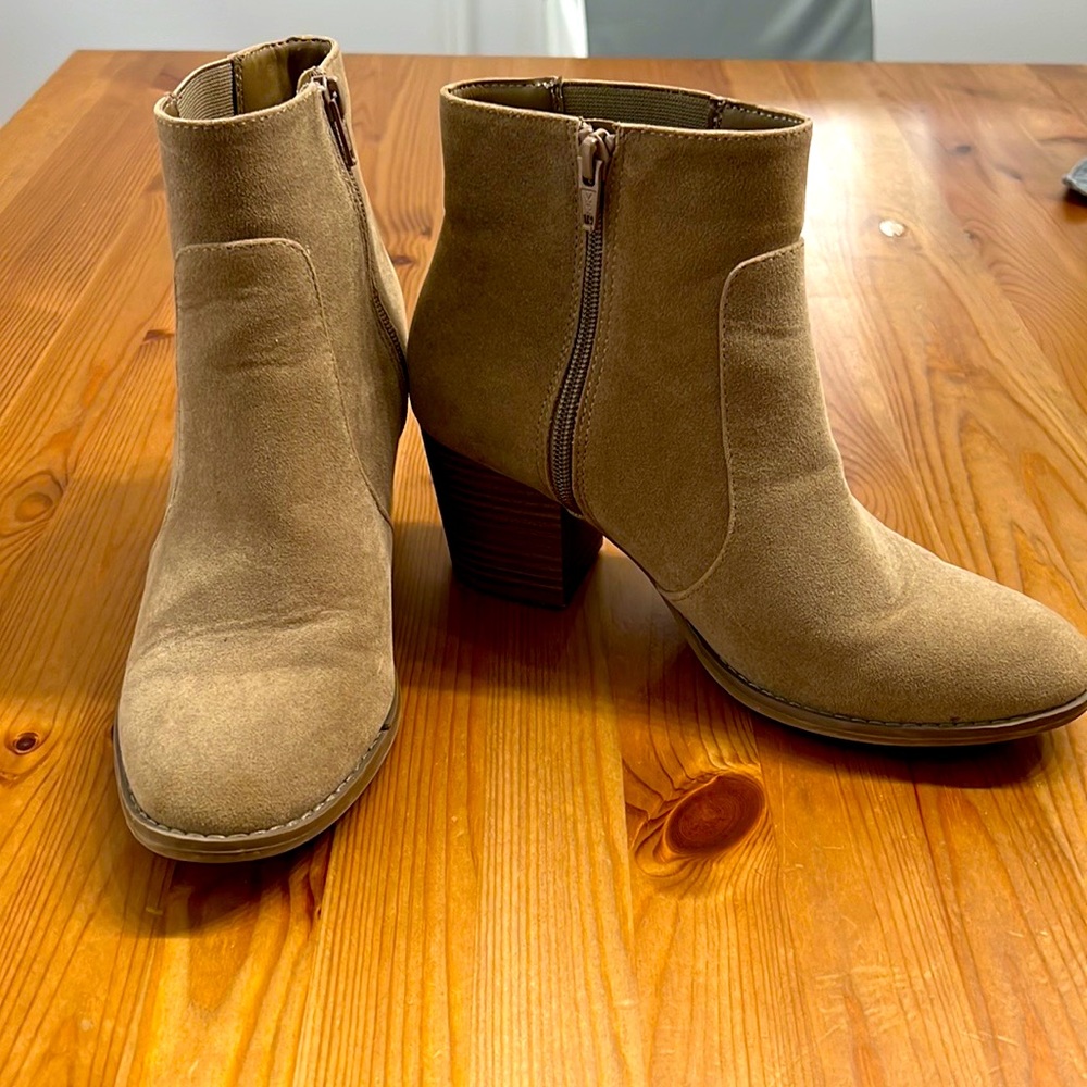 Universal Thread women’s tan booties. Size 8. Great for fall!
